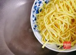 Illustration of how to make enoki mushrooms mixed with dried tofu and shredded carrots 8