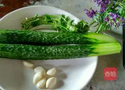 Illustration of how to make spicy and sour cucumber strips 1