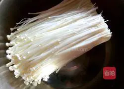 Illustration of how to make enoki mushrooms with chopped pepper 2