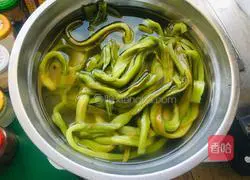 Illustration of how to make braised tribute vegetables 1