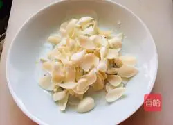 Illustration of how to stir-fry celery and lily 2