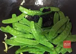 Illustration of how to make fried snow peas 7