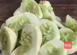 Illustration of how to cook cucumber with fungus 3