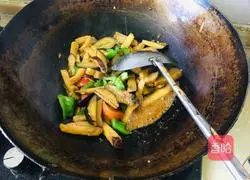 Illustration of how to stir-fry eggplant with green peppers and tomatoes 8