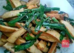 Illustration of how to stir-fry dried tofu with leeks and oil 5