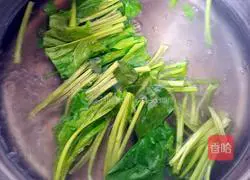 Illustration of how to make spinach and peanuts with vinegar 3