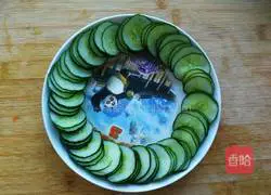 Illustration of how to mix cucumber with ears 7