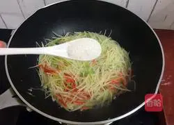 Illustration of how to make double pepper potato shreds 9