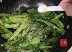 Illustration of how to make garlic lettuce 7