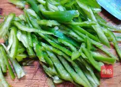 Illustration of how to stir-fry Qianzhang green peppers 3