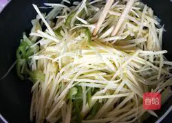 Illustration of how to make shredded potatoes in oyster sauce 2