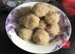 Coir raincoat meatballs - illustrations of how to make family reunion and happiness 12