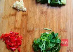 Illustration of how to make cold peanuts 4