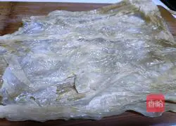 Illustration of how to make snowflake meat and bean curd skin rolls 4