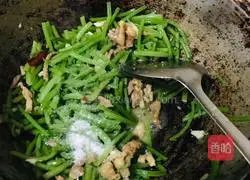 Illustration of how to make fried sweet potato stalks with oily meat 7