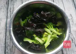 Illustration of how to mix broccoli with black fungus 13