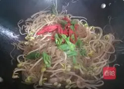 Illustration of how to stir-fry vermicelli with soybean sprouts 9