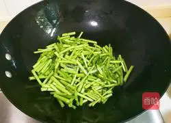 Illustration of how to make fragrant mugwort scrambled eggs 4