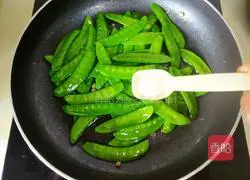 Snow peas Illustration of how to make fried fungus 12