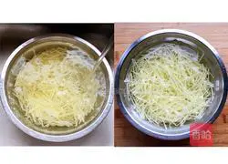 Illustration of how to make spicy and sour green pepper and potato shreds 4