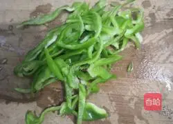 Illustration of how to stir-fry green pepper and soybean sprouts 3