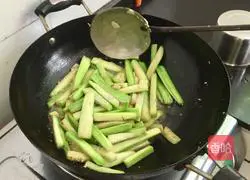 Illustration of how to make stir-fried loofah 7