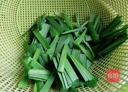 Illustration of how to mix green leek sprouts 4