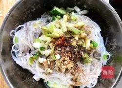 Illustration of home-style cucumber mixed with vermicelli 6