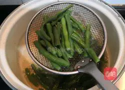 Illustration of how to make garlic green beans 5