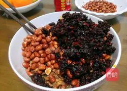 Illustration of Laoganma's recipe for mixing peanut beef sauce 3