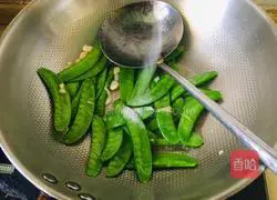 Illustration of how to make fried snow peas 6