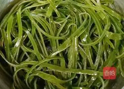 Illustration of how to make cold kelp shreds 13