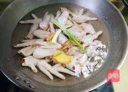 Illustration of how to soak chicken feet in lemon 2
