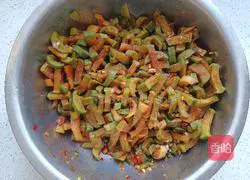 Illustration of how to make cold radish strips 7