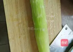 Illustration of how to make cold shredded lettuce 1