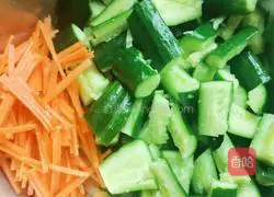 Illustration of how to make cold cucumbers 1