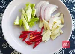 Illustration of how to stir-fry celery and bean curd 6