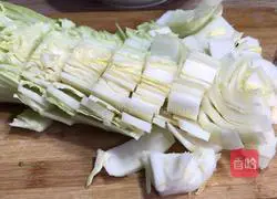 Illustration of how to make Chinese cabbage with wolfberry and walnuts 2