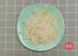 Illustration of how to make cucumber mixed with white fungus 1