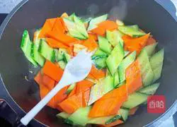 How to stir-fry cucumbers and carrots Illustration 7