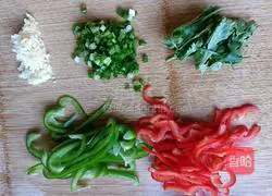 Illustration of how to mix lotus root shreds 3