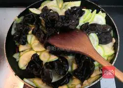 Illustration of how to make fried fungus with zucchini 17