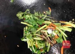 How to stir-fry three shredded shreds Illustration 7