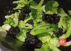 Illustration of how to stir-fry broccoli with black fungus 6