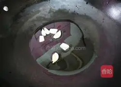 Illustration of how to stir-fry edamame and loofah 6