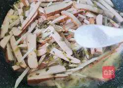 Illustration of how to stir-fry dried shredded bamboo shoots and pickled vegetables 8
