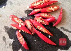 Illustration of how to make spicy and sour radish strips 4