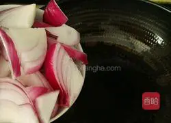 Illustration of how to stir-fry potatoes with onions and lotus root 3