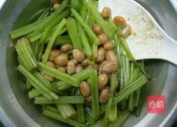Illustration of how to mix celery and peanuts 5