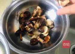 Illustration of how to stir-fry Chinese cabbage with mushrooms 1